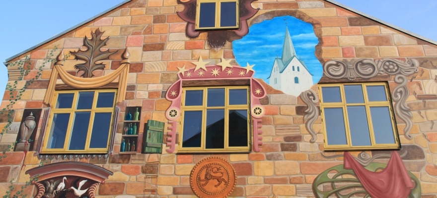 Billede af et hus hvor facaden er malet i forskellelige eventyrlige motiver