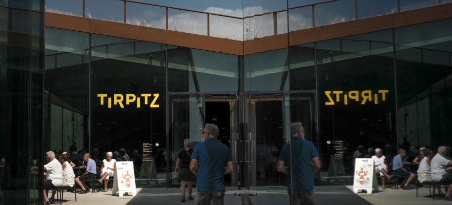 Den store og smukke glasfacade ved indgangen til Tirpitz museum.