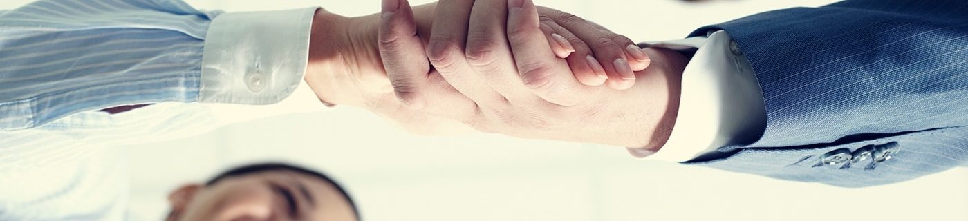 En mand og en kvinde giver hånd